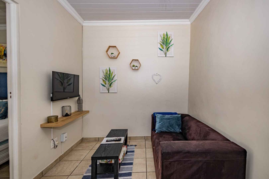 To Let 1 Bedroom Property for Rent in Oakdale Western Cape